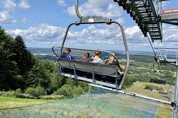 Картинка підйом на підйомнику на гору Маковиця
